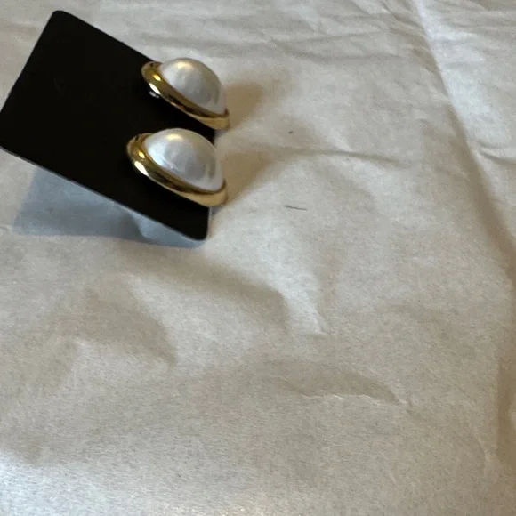 Elegant Gold and White Pearl Oval Earrings - Picture 4 of 8